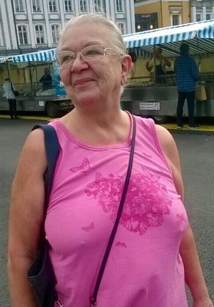 20P Mature ladies braless cleavage pokies 126