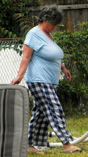 20P Mature ladies braless cleavage pokies 126