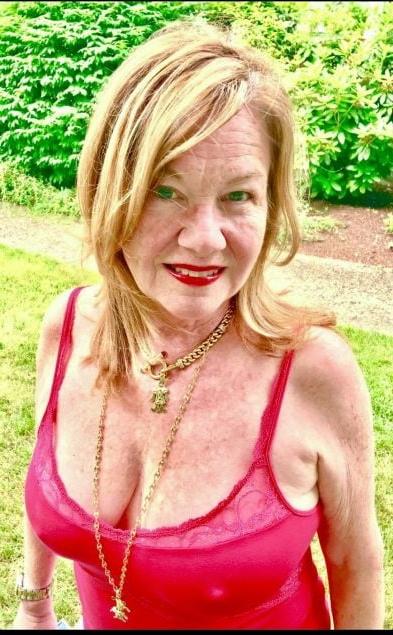20P Mature ladies braless cleavage pokies 126