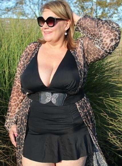 20P Mature ladies braless cleavage pokies 126
