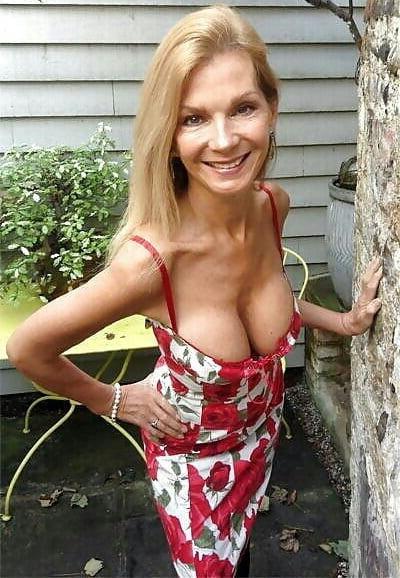 20P Mature ladies braless cleavage pokies 126