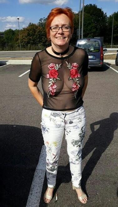 20P Mature ladies braless cleavage pokies 126