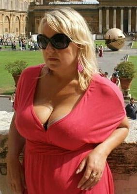 20P Mature ladies braless cleavage pokies 126