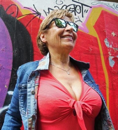 20P Mature ladies braless cleavage pokies 126
