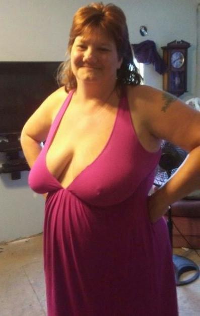 20P Mature ladies braless cleavage pokies 123