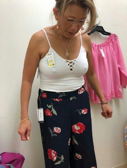 20P Mature ladies braless cleavage pokies 123