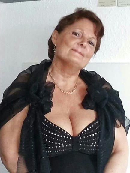 20P Mature ladies braless cleavage pokies 123