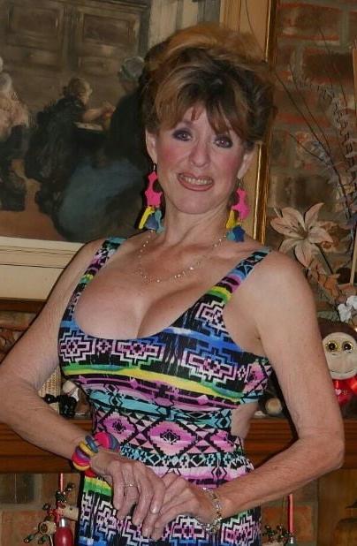20P Mature ladies braless cleavage pokies 123