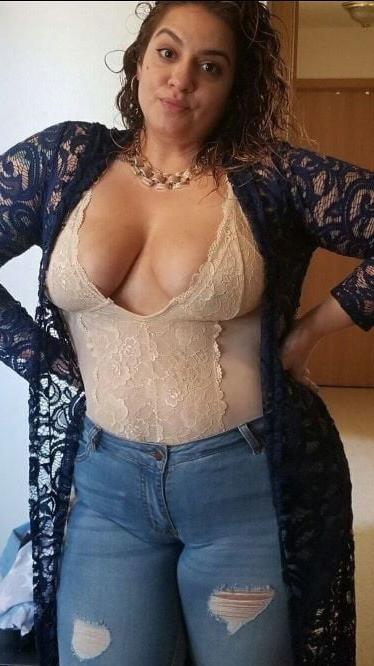 20P Mature ladies braless cleavage pokies 123