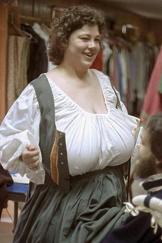 20P Mature ladies braless cleavage pokies 123