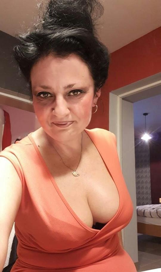 20P Mature ladies braless cleavage pokies 123