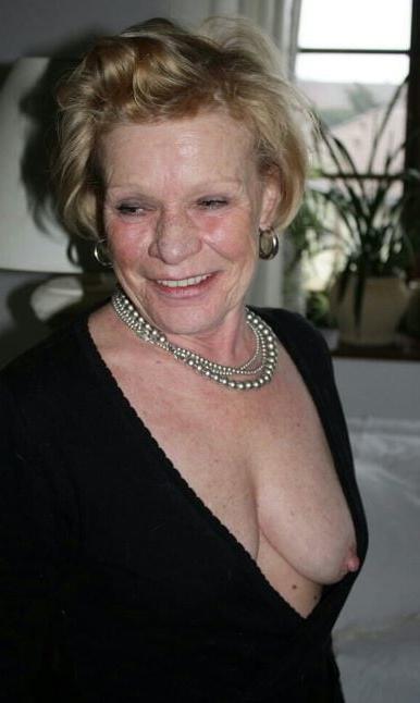 20P Mature ladies braless cleavage pokies 123