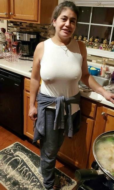 20P Mature ladies braless cleavage pokies 123