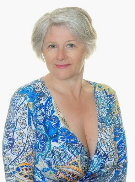 20P Mature ladies braless cleavage pokies 123
