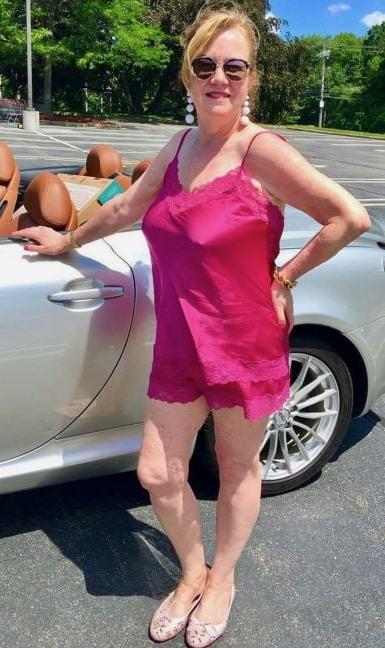 20P Mature ladies braless cleavage pokies 122
