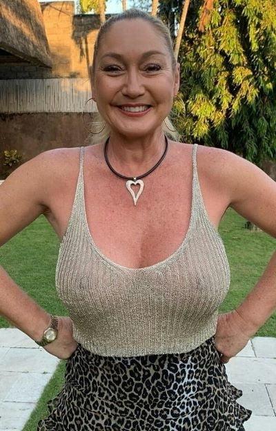 20P Mature ladies braless cleavage pokies 122