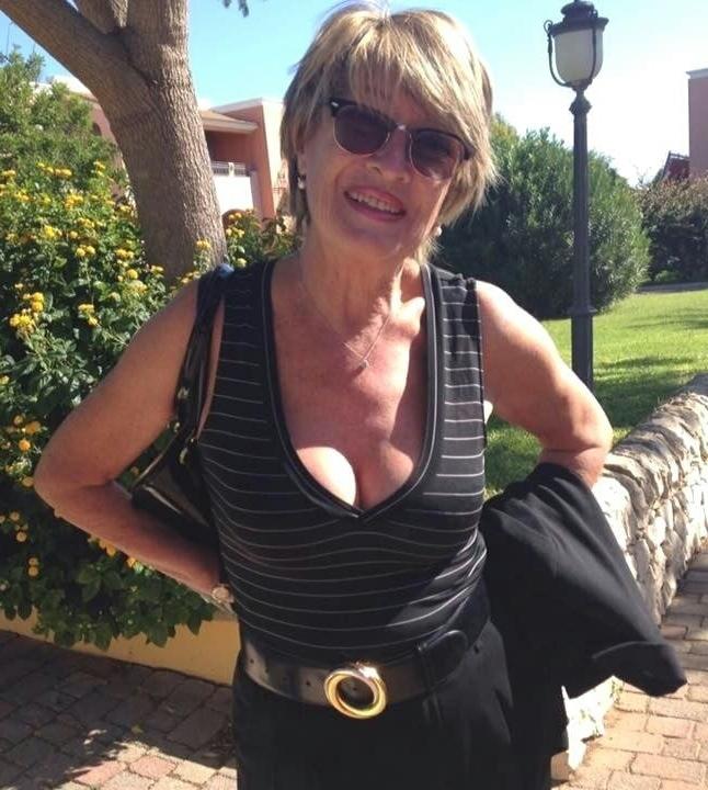 20P Mature ladies braless cleavage pokies 122