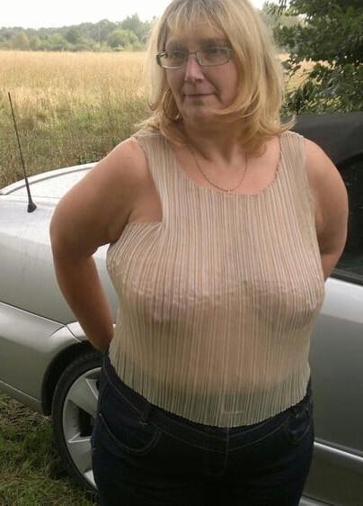 20P Mature ladies braless cleavage pokies 122