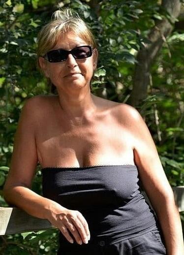 20P Mature ladies braless cleavage pokies 122