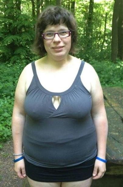 20P Mature ladies braless cleavage pokies 122
