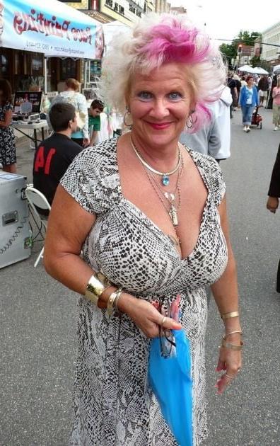 20P Mature ladies braless cleavage pokies 122