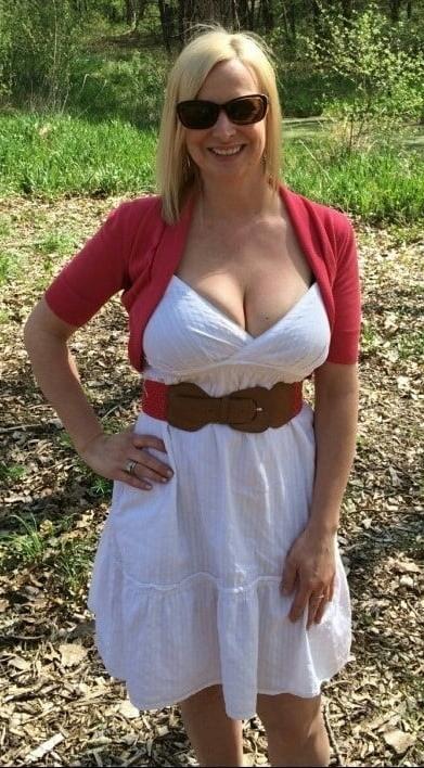 20P Mature ladies braless cleavage pokies 122