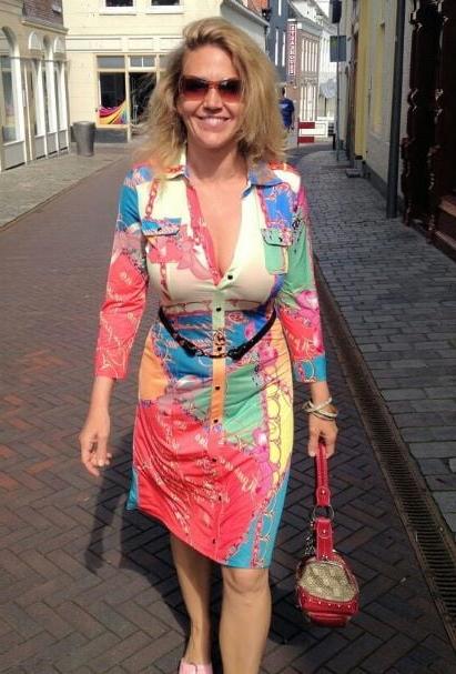 20P Mature ladies braless cleavage pokies 122