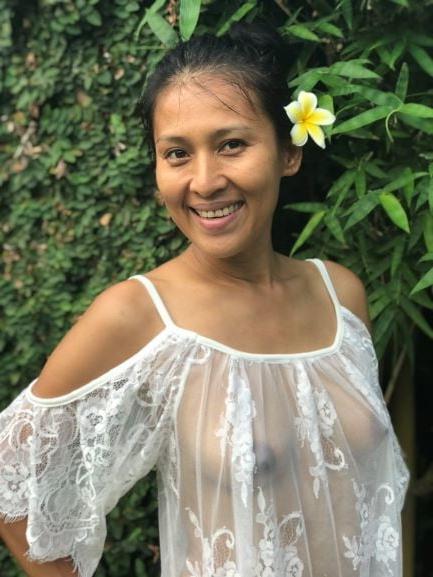 20P Mature ladies braless cleavage pokies 122