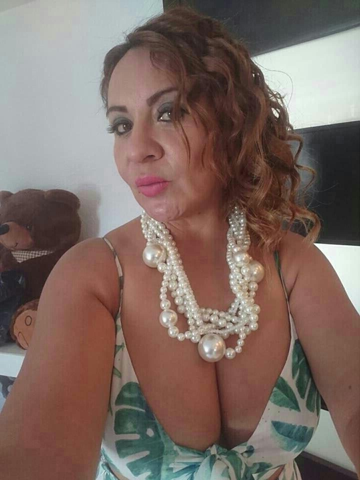 20P Mature ladies braless cleavage pokies 121