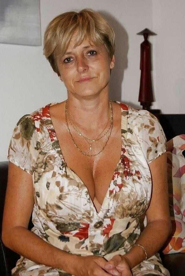 20P Mature ladies braless cleavage pokies 121