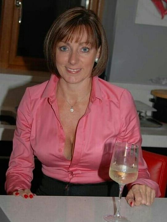 20P Mature ladies braless cleavage pokies 121