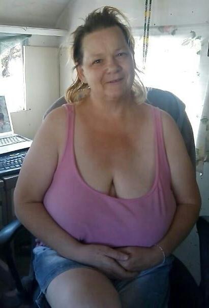 20P Mature ladies braless cleavage pokies 121