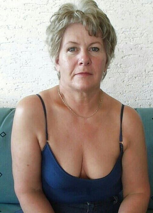 20P Mature ladies braless cleavage pokies 121