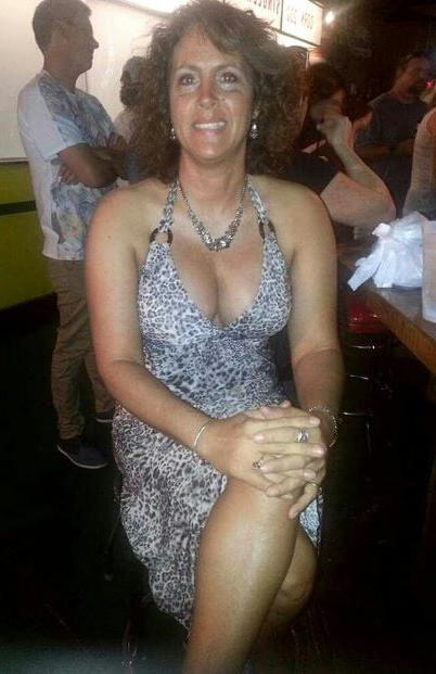 20P Mature ladies braless cleavage pokies 121