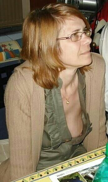 20P Mature ladies braless cleavage pokies 121