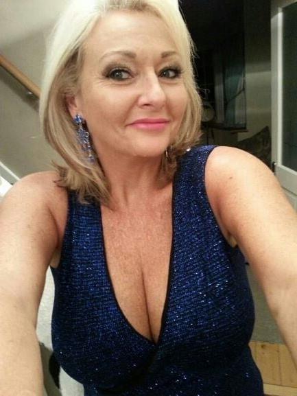 20P Mature ladies braless cleavage pokies 121