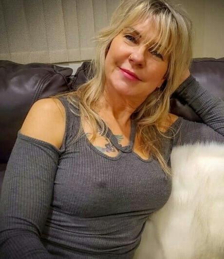 20P Mature ladies braless cleavage pokies 121