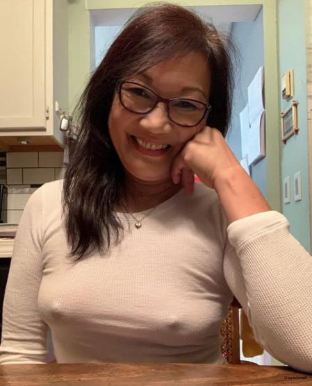 20P Mature ladies braless cleavage pokies 121