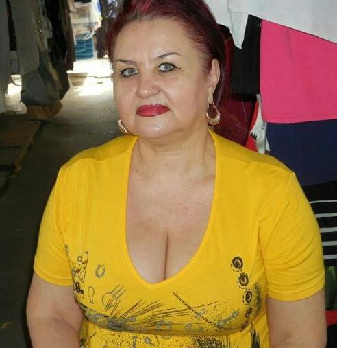 20P Mature ladies braless cleavage pokies 121
