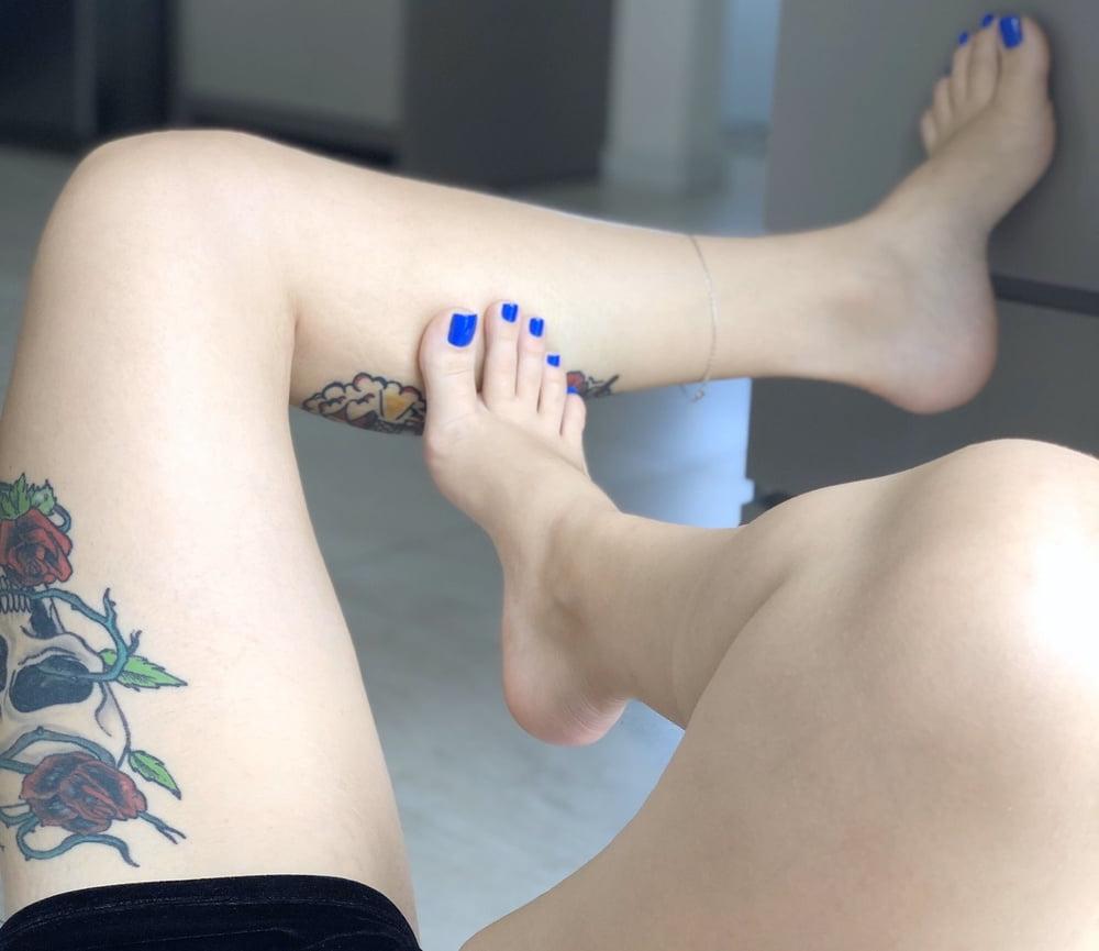 9P Foot fetish