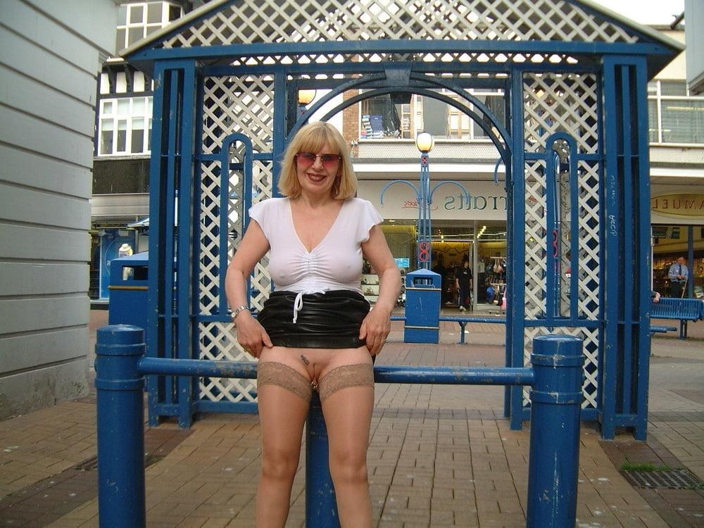 22P Sexy mature lady