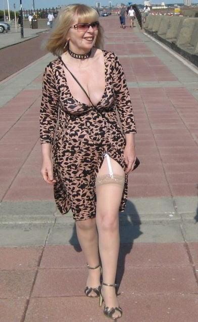 22P Sexy mature lady
