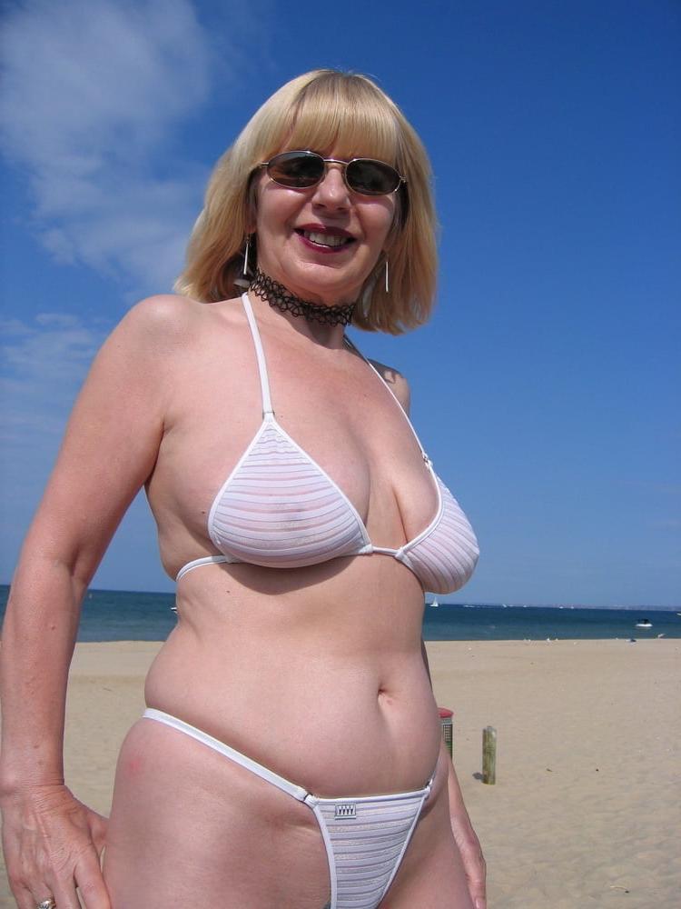 22P Sexy mature lady