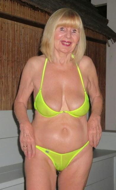 22P Sexy mature lady