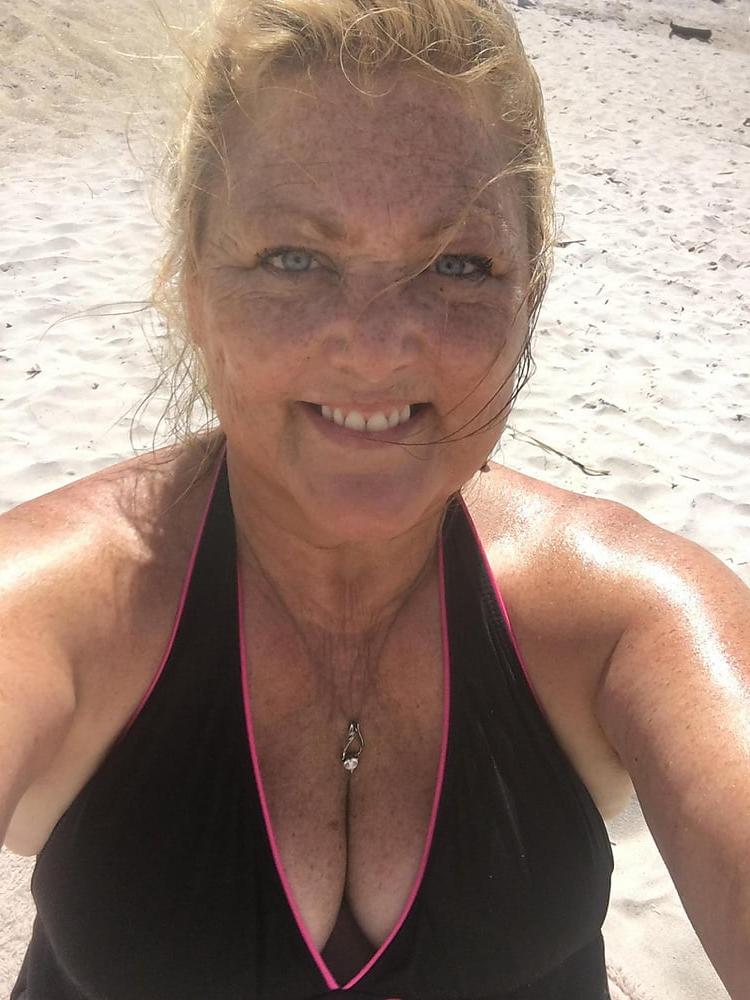 25P Granny Cleavage 21