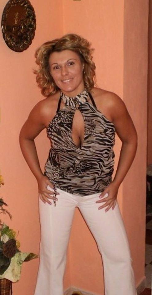 25P Granny Cleavage 21