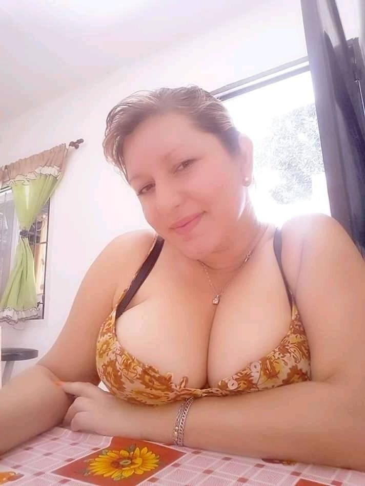 25P Granny Cleavage 21