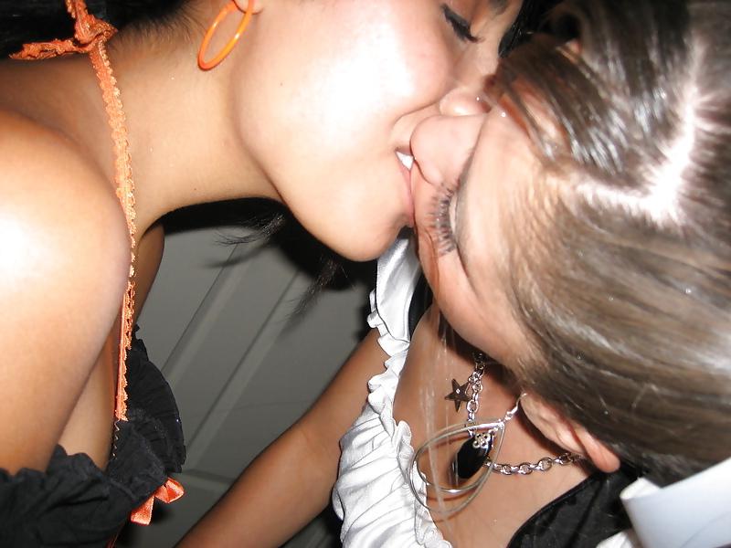 16P Kissing Girls