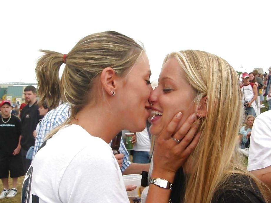16P Kissing Girls