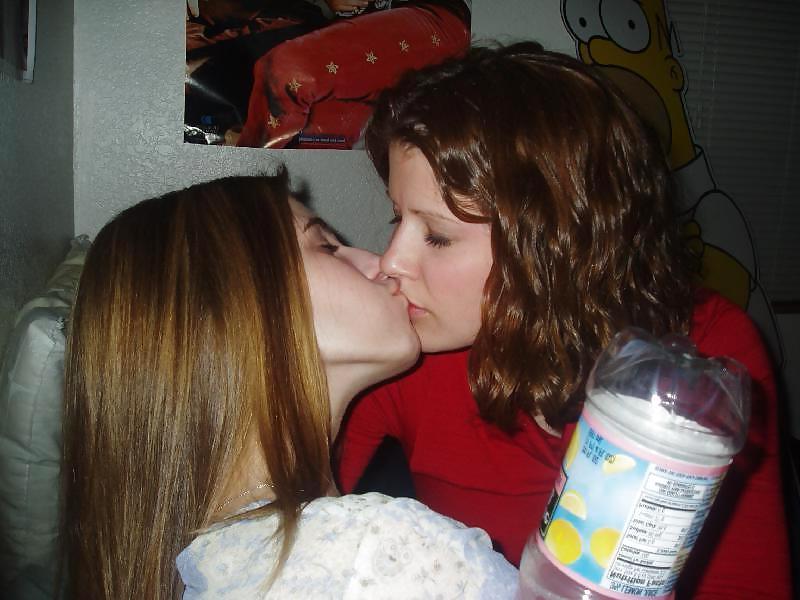 16P Kissing Girls